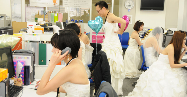 Một nhóm nhân viên đồng loạt mặc váy cưới tới công sở.